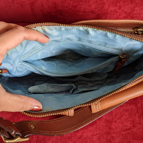 SOLD - Gorgeous Preloved Coach Glovetanned Leather Shoulder Bag in a tan color - Picture 13 of 14